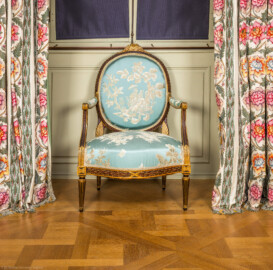 Schloss und Schlossgarten Schwetzingen - Schloss - Mittelbau - Von innen - 1. Obergeschoss - Appartment des Kurfürsten - Schlafzimmer - Nordwand - Blick auf einen Medaillon-Sessel (aufgenommen im Januar 2026, am frühen Nachmittag) Schloss und Schlossgarten Schwetzingen - Schloss - Mittelbau - Von innen - 1. Obergeschoss - Appartment des Kurfürsten - Schlafzimmer - Nordwand - Blick auf einen Medaillon-Sessel (aufgenommen im Januar 2026, am frühen Nachmittag)