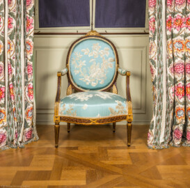 Schloss und Schlossgarten Schwetzingen - Schloss - Mittelbau - Von innen - 1. Obergeschoss - Appartment des Kurfürsten - Schlafzimmer - Nordwand - Blick auf einen Medaillon-Sessel (aufgenommen im Januar 2026, am frühen Nachmittag) Schloss und Schlossgarten Schwetzingen - Schloss - Mittelbau - Von innen - 1. Obergeschoss - Appartment des Kurfürsten - Schlafzimmer - Nordwand - Blick auf einen Medaillon-Sessel (aufgenommen im Januar 2026, am frühen Nachmittag)