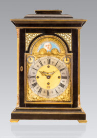 Schloss und Schlossgarten Schwetzingen - Schloss - Mittelbau - Von innen - 1. Obergeschoss - Appartment des Kurfürsten - Schlafzimmer - Nordwand, Kommode - Kastenuhr / Kommodenuhr (Herkunft: Mannheim, Datierung: um 1720-30; Material: Ebenholz und vergoldetes Messing; Ausstattung: Anzeige für Datum und Mondphase, Doppelschlag und eine Walze für vier Stücke; Höhe x Breite x Tiefe: ca. 56 x 37 x 26 cm) (aufgenommen im Januar 2026, am Nachmittag) Schloss und Schlossgarten Schwetzingen - Schloss - Mittelbau - Von innen - 1. Obergeschoss - Appartment des Kurfürsten - Schlafzimmer - Nordwand, Kommode - Kastenuhr / Kommodenuhr (Herkunft: Mannheim, Datierung: um 1720-30; Material: Ebenholz und vergoldetes Messing; Ausstattung: Anzeige für Datum und Mondphase, Doppelschlag und eine Walze für vier Stücke; Höhe x Breite x Tiefe: ca. 56 x 37 x 26 cm) (aufgenommen im Januar 2026, am Nachmittag)