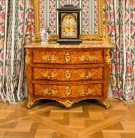 Schloss und Schlossgarten Schwetzingen - Schloss - Mittelbau - Von innen - 1. Obergeschoss - Appartment des Kurfürsten - Schlafzimmer - Nordwand - Blick auf eine Kommode (Kunstschreiner: Johann Georg Wahl (1702-1773)), darauf eine Kommodenuhr und eine Porzellanplastik (aufgenommen im Januar 2026, am Nachmittag)