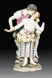 Schloss und Schlossgarten Schwetzingen - Schloss - Mittelbau - Von innen - 1. Obergeschoss - Appartment des Kurfürsten - Schlafzimmer - Nordwand, Kommode - Porzellanplastik / Frankenthaler Porzellan (aufgenommen im Januar 2026, am Nachmittag) Schloss und Schlossgarten Schwetzingen - Schloss - Mittelbau - Von innen - 1. Obergeschoss - Appartment des Kurfürsten - Schlafzimmer - Nordwand, Kommode - Porzellanplastik / Frankenthaler Porzellan (aufgenommen im Januar 2026, am Nachmittag)