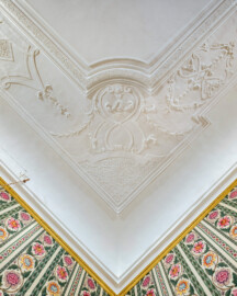Schloss und Schlossgarten Schwetzingen - Schloss - Mittelbau - Von innen - 1. Obergeschoss - Appartment des Kurfürsten - Schlafzimmer - Decke - Ausschnitt aus der Südostecke der Decke mit der Hohlkehle und den Stuckstreifen (aufgenommen im Januar 2026, am frühen Nachmittag) Schloss und Schlossgarten Schwetzingen - Schloss - Mittelbau - Von innen - 1. Obergeschoss - Appartment des Kurfürsten - Schlafzimmer - Decke - Ausschnitt aus der Südostecke der Decke mit der Hohlkehle und den Stuckstreifen (aufgenommen im Januar 2026, am frühen Nachmittag)