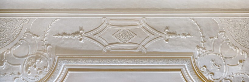 Schloss und Schlossgarten Schwetzingen - Schloss - Mittelbau - Von innen - 1. Obergeschoss - Appartment des Kurfürsten - Schlafzimmer - Decke - Ausschnitt aus dem mittleren Stuckstreifen an der Ostseite der Decke (aufgenommen im Januar 2026, am frühen Nachmittag) Schloss und Schlossgarten Schwetzingen - Schloss - Mittelbau - Von innen - 1. Obergeschoss - Appartment des Kurfürsten - Schlafzimmer - Decke - Ausschnitt aus dem mittleren Stuckstreifen an der Ostseite der Decke (aufgenommen im Januar 2026, am frühen Nachmittag)