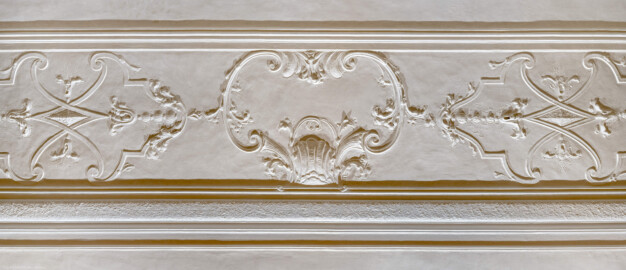 Schloss und Schlossgarten Schwetzingen - Schloss - Mittelbau - Von innen - 1. Obergeschoss - Appartment des Kurfürsten - Schlafzimmer - Decke - Ausschnitt aus dem mittleren Stuckstreifen an der Nordseite der Decke (aufgenommen im Januar 2026, am Nachmittag) Schloss und Schlossgarten Schwetzingen - Schloss - Mittelbau - Von innen - 1. Obergeschoss - Appartment des Kurfürsten - Schlafzimmer - Decke - Ausschnitt aus dem mittleren Stuckstreifen an der Nordseite der Decke (aufgenommen im Januar 2026, am Nachmittag)