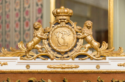 Schloss und Schlossgarten Schwetzingen - Schloss - Mittelbau - Von innen - 1. Obergeschoss - Appartment des Kurfürsten - Schlafzimmer - Südwand - Blick auf den Aufsatz des Kaminschirms (Datierung: um 1775; mit Monogramm "CT" für Carl Theodor, Ordenskette, zwei aufsteigenden Pfälzer Löwen, Kurhut und Schilfstengeln) (aufgenommen im Januar 2026, am späten Nachmittag) Schloss und Schlossgarten Schwetzingen - Schloss - Mittelbau - Von innen - 1. Obergeschoss - Appartment des Kurfürsten - Schlafzimmer - Südwand - Blick auf den Aufsatz des Kaminschirms (Datierung: um 1775; mit Monogramm "CT" für Carl Theodor, Ordenskette, zwei aufsteigenden Pfälzer Löwen, Kurhut und Schilfstengeln) (aufgenommen im Januar 2026, am späten Nachmittag)