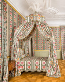 Schloss und Schlossgarten Schwetzingen - Schloss - Mittelbau - Von innen - 1. Obergeschoss - Appartment des Kurfürsten - Schlafzimmer - Von Süden - Blick auf das Bett à la Polonaise, links ein Nachttisch; links hinter dem Bett befindet sich die (nicht sichtbare) Tür zum Kabinett (aufgenommen im Januar 2026, um die Mittagszeit)