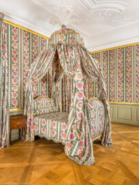 Schloss und Schlossgarten Schwetzingen - Schloss - Mittelbau - Von innen - 1. Obergeschoss - Appartment des Kurfürsten - Schlafzimmer - Von Südost - Blick auf das Bett à la Polonaise, links ein Nachttisch; links hinter dem Bett befindet sich die (nicht sichtbare) Tür zum Kabinett (aufgenommen im Januar 2026, um die Mittagszeit) Schloss und Schlossgarten Schwetzingen - Schloss - Mittelbau - Von innen - 1. Obergeschoss - Appartment des Kurfürsten - Schlafzimmer - Von Südost - Blick auf das Bett à la Polonaise, links ein Nachttisch; links hinter dem Bett befindet sich die (nicht sichtbare) Tür zum Kabinett (aufgenommen im Januar 2026, um die Mittagszeit)