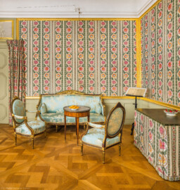 Schloss und Schlossgarten Schwetzingen - Schloss - Mittelbau - Von innen - 1. Obergeschoss - Appartment des Kurfürsten - Schlafzimmer - Ost- und Südwand - Von Westen - Blick Richtung Ostwand auf die Sitzgruppe, bestehend aus einem Canapé, zwei Medaillon-Sesseln und einem Tisch), rechts ein Notenpult und ein Toilettentisch, ganz links die Tür zum zweiten Vorzimmer (aufgenommen im Januar 2026, am frühen Nachmittag) Schloss und Schlossgarten Schwetzingen - Schloss - Mittelbau - Von innen - 1. Obergeschoss - Appartment des Kurfürsten - Schlafzimmer - Ost- und Südwand - Von Westen - Blick Richtung Ostwand auf die Sitzgruppe, bestehend aus einem Canapé, zwei Medaillon-Sesseln und einem Tisch), rechts ein Notenpult und ein Toilettentisch, ganz links die Tür zum zweiten Vorzimmer (aufgenommen im Januar 2026, am frühen Nachmittag)