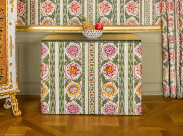 Schloss und Schlossgarten Schwetzingen - Schloss - Mittelbau - Von innen - 1. Obergeschoss - Appartment des Kurfürsten - Schlafzimmer - Südwand - Blick auf einen der beiden Toilettentische (aufgenommen im Januar 2026, am Nachmittag) Schloss und Schlossgarten Schwetzingen - Schloss - Mittelbau - Von innen - 1. Obergeschoss - Appartment des Kurfürsten - Schlafzimmer - Südwand - Blick auf einen der beiden Toilettentische (aufgenommen im Januar 2026, am Nachmittag)