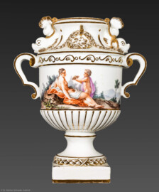 Schloss und Schlossgarten Schwetzingen - Schloss - Mittelbau - Von innen - 1. Obergeschoss - Appartment des Kurfürsten - Schlafzimmer - Südwand, Kamin - Urnenvase (Manufaktur: Frankenthal, Datierung: 1775, Material: Porzellan) (aufgenommen im Januar 2026, am Nachmittag) Schloss und Schlossgarten Schwetzingen - Schloss - Mittelbau - Von innen - 1. Obergeschoss - Appartment des Kurfürsten - Schlafzimmer - Südwand, Kamin - Urnenvase (Manufaktur: Frankenthal, Datierung: 1775, Material: Porzellan) (aufgenommen im Januar 2026, am Nachmittag)