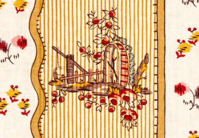 Schloss und Schlossgarten Schwetzingen - Schloss - Mittelbau - Von innen - 1. Obergeschoss - Appartment des Kurfürsten - Arbeitskabinett - Westwand - Ausschnitt aus der Stofftapete mit persischem Muster ("Dessin Perse") mit Blumendekor (Nachwebung nach erhaltenem originalem Tapetenrest) (aufgenommen im Februar 2026, am späten Vormittag)