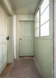 Schloss und Schlossgarten Schwetzingen - Schloss - Mittelbau - Von innen - Nordwestliches Treppenhaus - Von Süden - Blick vom oberen Ende der Treppenstufen auf den obersten Treppenabsatz im 1. Obergeschoss und den kleinen Raum mit drei Türen; die Tür links ist eine Tapetentür und führt in das Kabinett des Kurfürsten; hinter der mittigen Tür liegt die Retirade (das "stille Örtchen") (Mittelbau: Länge Westseite ca. 45 Meter, Breite Süd-/Nordseite ca. 38 Meter; Wiederaufbau / Erweiterung: 1698-1717; Architekt: Johann Adam Breunig) (aufgenommen im Februar 2026, am frühen Nachmittag) Schloss und Schlossgarten Schwetzingen - Schloss - Mittelbau - Von innen - Nordwestliches Treppenhaus - Von Süden - Blick vom oberen Ende der Treppenstufen auf den obersten Treppenabsatz im 1. Obergeschoss und den kleinen Raum mit drei Türen; die Tür links ist eine Tapetentür und führt in das Kabinett des Kurfürsten; hinter der mittigen Tür liegt die Retirade (das "stille Örtchen") (Mittelbau: Länge Westseite ca. 45 Meter, Breite Süd-/Nordseite ca. 38 Meter; Wiederaufbau / Erweiterung: 1698-1717; Architekt: Johann Adam Breunig) (aufgenommen im Februar 2026, am frühen Nachmittag)