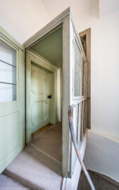 Schloss und Schlossgarten Schwetzingen - Schloss - Mittelbau - Von innen - Nordwestliches Treppenhaus - Von Südost - Blick vom oberen Ende der Treppenstufen auf den obersten Treppenabsatz im 1. Obergeschoss; der Treppenabsatz ist als kleiner Raum mit drei Türen gestaltet; die Tür links der Bildmitte ist eine Tapetentür und führt in das Kabinett des Kurfürsten; hinter der (nicht sichtbaren) Tür rechts der Bildmitte liegt die Retirade (das "stille Örtchen") (Mittelbau: Länge Westseite ca. 45 Meter, Breite Süd-/Nordseite ca. 38 Meter; Wiederaufbau / Erweiterung: 1698-1717; Architekt: Johann Adam Breunig) (aufgenommen im Februar 2026, am Nachmittag) Schloss und Schlossgarten Schwetzingen - Schloss - Mittelbau - Von innen - Nordwestliches Treppenhaus - Von Südost - Blick vom oberen Ende der Treppenstufen auf den obersten Treppenabsatz im 1. Obergeschoss; der Treppenabsatz ist als kleiner Raum mit drei Türen gestaltet; die Tür links der Bildmitte ist eine Tapetentür und führt in das Kabinett des Kurfürsten; hinter der (nicht sichtbaren) Tür rechts der Bildmitte liegt die Retirade (das "stille Örtchen") (Mittelbau: Länge Westseite ca. 45 Meter, Breite Süd-/Nordseite ca. 38 Meter; Wiederaufbau / Erweiterung: 1698-1717; Architekt: Johann Adam Breunig) (aufgenommen im Februar 2026, am Nachmittag)