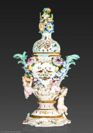 Schloss und Schlossgarten Schwetzingen - Schloss - Mittelbau - Von innen - 1. Obergeschoss - Appartment des Kurfürsten - Kabinett - Kamin - Potpourrivase / Räuchervase mit figürlichen Blumen und Putti, bemalt mit zwei Vögeln (aufgenommen im Februar 2026, am Nachmittag)