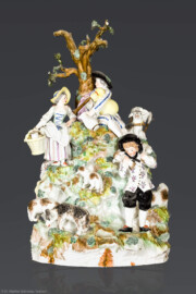 Schloss und Schlossgarten Schwetzingen - Schloss - Mittelbau - Von innen - 1. Obergeschoss - Appartment des Kurfürsten - Kabinett - Kamin - Tafelaufsatz "Die Schäfer auf den Alpen"; rundplastische Gruppe, Schäfer bei der Rast auf Felsengipfel mit dürrem Gras, knorrigem Baum und Schafen (Frankenthaler Porzellan, Entwurf: Johann Adam Bauer (*1743), Datierung: 1776, Höhe: ca. 36 cm, Marke: "CT" (Carl Theodor) in Blau-Unterglasur mit "76") (aufgenommen im Februar 2026, am Nachmittag) Schloss und Schlossgarten Schwetzingen - Schloss - Mittelbau - Von innen - 1. Obergeschoss - Appartment des Kurfürsten - Kabinett - Kamin - Tafelaufsatz "Die Schäfer auf den Alpen"; rundplastische Gruppe, Schäfer bei der Rast auf Felsengipfel mit dürrem Gras, knorrigem Baum und Schafen (Frankenthaler Porzellan, Entwurf: Johann Adam Bauer (*1743), Datierung: 1776, Höhe: ca. 36 cm, Marke: "CT" (Carl Theodor) in Blau-Unterglasur mit "76") (aufgenommen im Februar 2026, am Nachmittag)