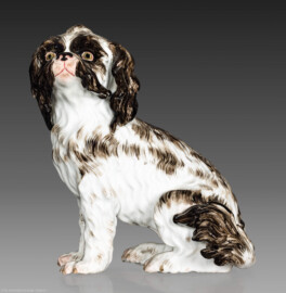 Schloss und Schlossgarten Schwetzingen - Schloss - Mittelbau - Von innen - 1. Obergeschoss - Appartment des Kurfürsten - Kabinett - Kamin - Porzellanfigur: sitzender Hund (aufgenommen im Februar 2026, am Nachmittag)