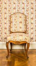 Schloss und Schlossgarten Schwetzingen - Schloss - Mittelbau - Von innen - 1. Obergeschoss - Appartment des Kurfürsten - Arbeitskabinett - Nordwand - Von Süden - Blick auf einen barocken Stuhl ohne Armlehne (aufgenommen im Februar 2026, am Nachmittag) Schloss und Schlossgarten Schwetzingen - Schloss - Mittelbau - Von innen - 1. Obergeschoss - Appartment des Kurfürsten - Arbeitskabinett - Nordwand - Von Süden - Blick auf einen barocken Stuhl ohne Armlehne (aufgenommen im Februar 2026, am Nachmittag)