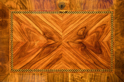 Schloss und Schlossgarten Schwetzingen - Schloss - Mittelbau - Von innen - 1. Obergeschoss - Appartment des Kurfürsten - Arbeitskabinett - Ostwand - Von Westen - Blick auf einen Ausschnitt der Schreibklappe eines barocken Sekretärs (aufgenommen im Februar 2026, am Nachmittag) Schloss und Schlossgarten Schwetzingen - Schloss - Mittelbau - Von innen - 1. Obergeschoss - Appartment des Kurfürsten - Arbeitskabinett - Ostwand - Von Westen - Blick auf einen Ausschnitt der Schreibklappe eines barocken Sekretärs (aufgenommen im Februar 2026, am Nachmittag)