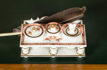 Schloss und Schlossgarten Schwetzingen - Schloss - Mittelbau - Von innen - 1. Obergeschoss - Appartment des Kurfürsten - Arbeitskabinett - Schreibtisch - Blick auf eine Schreibzeuggarnitur auf der Platte des Schreibtischs (Herkunft: Porzellan-Manufaktur Meissen) (aufgenommen im Februar 2026, am Nachmittag) Schloss und Schlossgarten Schwetzingen - Schloss - Mittelbau - Von innen - 1. Obergeschoss - Appartment des Kurfürsten - Arbeitskabinett - Schreibtisch - Blick auf eine Schreibzeuggarnitur auf der Platte des Schreibtischs (Herkunft: Porzellan-Manufaktur Meissen) (aufgenommen im Februar 2026, am Nachmittag)