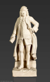 Schloss und Schlossgarten Schwetzingen - Schloss - Mittelbau - Von innen - 1. Obergeschoss - Appartment des Kurfürsten - Arbeitskabinett - Südwand, Tisch vor Scheinfenster - Statuette von Voltaire (eigentlich François-Marie Arouet 1694-1778) (Höhe ca. 35 cm) (aufgenommen im Februar 2026, am späten Vormittag)
