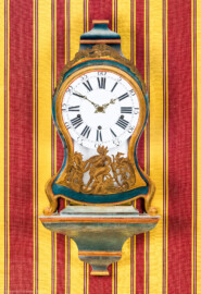 Schloss und Schlossgarten Schwetzingen - Schloss - Mittelbau - Von innen - 1. Obergeschoss - Appartment des Kurfürsten - Konferenzzimmer - Ostwand - Blick auf einen Wandregulator (eine Pendeluhr) (aufgenommen im Februar 2026, um die Mittagszeit) Schloss und Schlossgarten Schwetzingen - Schloss - Mittelbau - Von innen - 1. Obergeschoss - Appartment des Kurfürsten - Konferenzzimmer - Ostwand - Blick auf einen Wandregulator (eine Pendeluhr) (aufgenommen im Februar 2026, um die Mittagszeit)