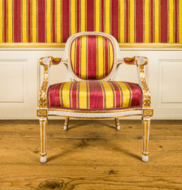 Schloss und Schlossgarten Schwetzingen - Schloss - Mittelbau - Von innen - 1. Obergeschoss - Appartment des Kurfürsten - Konferenzzimmer - Südwand - Blick auf ein Fauteuil (Armlehnstuhl) (aufgenommen im Februar 2026, um die Mittagszeit)