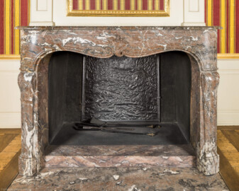 Schloss und Schlossgarten Schwetzingen - Schloss - Mittelbau - Von innen - 1. Obergeschoss - Appartment des Kurfürsten - Konferenzzimmer - Nordwand - Kamin - Blick auf den Kamin, die Kaminplatte und das Kaminbesteck (aufgenommen im Februar 2026, um die Mittagszeit)