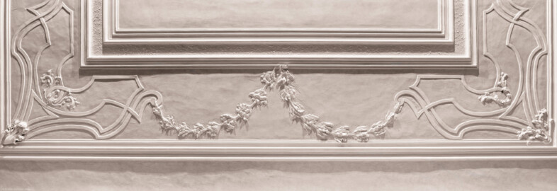 Schloss und Schlossgarten Schwetzingen - Schloss - Mittelbau - Von innen - 1. Obergeschoss - Appartment des Kurfürsten - Konferenzzimmer - Decke - Ausschnitt aus dem mittleren Stuckstreifen (mit Regenceformen) an der Westseite der Decke; im Bild unten ist Westen (aufgenommen im Februar 2026, am frühen Nachmittag)