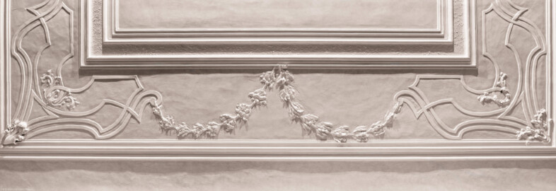 Schloss und Schlossgarten Schwetzingen - Schloss - Mittelbau - Von innen - 1. Obergeschoss - Appartment des Kurfürsten - Konferenzzimmer - Decke - Ausschnitt aus dem mittleren Stuckstreifen (mit Regenceformen) an der Westseite der Decke; im Bild unten ist Westen (aufgenommen im Februar 2026, am frühen Nachmittag)