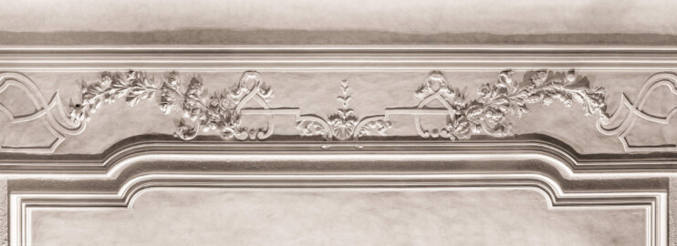 Schloss und Schlossgarten Schwetzingen - Schloss - Mittelbau - Von innen - 1. Obergeschoss - Appartment des Kurfürsten - Konferenzzimmer - Decke - Ausschnitt aus dem mittleren Stuckstreifen (in Regenceformen) an der Westseite der Decke; im Bild unten ist Westen (aufgenommen im Februar 2026, am frühen Nachmittag)