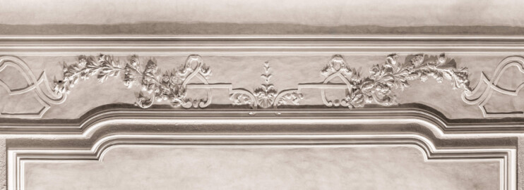 Schloss und Schlossgarten Schwetzingen - Schloss - Mittelbau - Von innen - 1. Obergeschoss - Appartment des Kurfürsten - Konferenzzimmer - Decke - Ausschnitt aus dem mittleren Stuckstreifen (in Regenceformen) an der Westseite der Decke; im Bild unten ist Westen (aufgenommen im Februar 2026, am frühen Nachmittag)