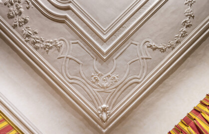 Schloss und Schlossgarten Schwetzingen - Schloss - Mittelbau - Von innen - 1. Obergeschoss - Appartment des Kurfürsten - Konferenzzimmer - Decke - Ausschnitt aus der Südwestecke der Decke mit Stuckverzierungen in Regenceformen; im Bild rechts ist Westen (aufgenommen im Februar 2026, am Nachmittag)
