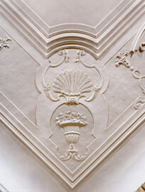 Schloss und Schlossgarten Schwetzingen - Schloss - Mittelbau - Von innen - 1. Obergeschoss - Appartment der Kurfürstin - Audienzzimmer - Decke- Ausschnitt aus der Südwestecke der Decke; im Bild rechts ist Westen  (aufgenommen im Februar 2026, am Nachmittag)