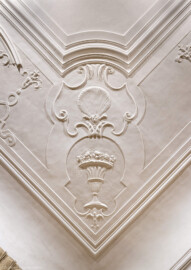 Schloss und Schlossgarten Schwetzingen - Schloss - Mittelbau - Von innen - 1. Obergeschoss - Appartment der Kurfürstin - Audienzzimmer - Decke - Ausschnitt aus der Nordwestecke der Decke; im Bild links ist Westen  (aufgenommen im Februar 2026, am Nachmittag)