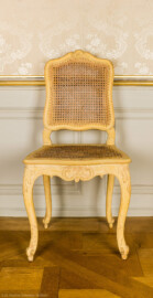Schloss und Schlossgarten Schwetzingen - Schloss - Mittelbau - Von innen - 1. Obergeschoss - Appartment der Kurfürstin - Audienzzimmer - Nordwand - Blick auf einen Chaise à canner (Rohrstuhl; mit Rohrgeflecht an Sitzfläche und Rückenlehne) (aufgenommen im Februar 2026, am Nachmittag)
