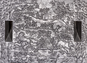 Schloss und Schlossgarten Schwetzingen - Schloss - Mittelbau - Von innen - 1. Obergeschoss - Appartment der Kurfürstin - Audienzzimmer - Südwand - Kaminplatte des Kamins (aufgenommen im Februar 2026, am Nachmittag) Schloss und Schlossgarten Schwetzingen - Schloss - Mittelbau - Von innen - 1. Obergeschoss - Appartment der Kurfürstin - Audienzzimmer - Südwand - Kaminplatte des Kamins (aufgenommen im Februar 2026, am Nachmittag)