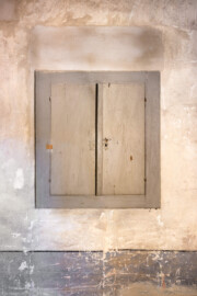 Schloss und Schlossgarten Schwetzingen - Schloss - Mittelbau - Von innen - 3. Obergeschoss - Nördlicher Gang - Nordwand - Von Süden - Blick auf den geschlossenen Wandschrank (aufgenommen im März 2026, am späten Vormittag) Schloss und Schlossgarten Schwetzingen - Schloss - Mittelbau - Von innen - 3. Obergeschoss - Nördlicher Gang - Nordwand - Von Süden - Blick auf den geschlossenen Wandschrank (aufgenommen im März 2026, am späten Vormittag)