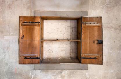 Schloss und Schlossgarten Schwetzingen - Schloss - Mittelbau - Von innen - 3. Obergeschoss - Nördlicher Gang - Nordwand - Von Süden - Blick auf den geöffneten Wandschrank (aufgenommen im März 2026, am späten Vormittag) Schloss und Schlossgarten Schwetzingen - Schloss - Mittelbau - Von innen - 3. Obergeschoss - Nördlicher Gang - Nordwand - Von Süden - Blick auf den geöffneten Wandschrank (aufgenommen im März 2026, am späten Vormittag)