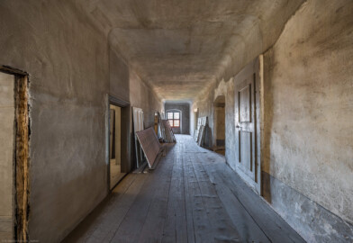 Schloss und Schlossgarten Schwetzingen - Schloss - Mittelbau - Von innen - 3. Obergeschoss - Westlicher Gang - Von Süden - Blick von der Mitte des Gangs nach Norden in den westlichen Gang; die Tür links führt in den Raum 240, rechts der verschließbare Wandschrank (aufgenommen im März 2026, am späten Vormittag) Schloss und Schlossgarten Schwetzingen - Schloss - Mittelbau - Von innen - 3. Obergeschoss - Westlicher Gang - Von Süden - Blick von der Mitte des Gangs nach Norden in den westlichen Gang; die Tür links führt in den Raum 240, rechts der verschließbare Wandschrank (aufgenommen im März 2026, am späten Vormittag)