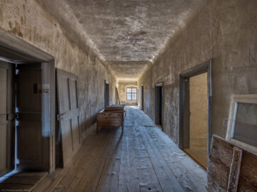 Schloss und Schlossgarten Schwetzingen - Schloss - Mittelbau - Von innen - 3. Obergeschoss - Westlicher Gang - Von Norden - Blick von der Mitte des Gangs nach Süden in den westlichen Gang; die Tür links führt in den Raum 234, die Tür rechts in den Raum 239 (aufgenommen im März 2026, um die Mittagszeit) Schloss und Schlossgarten Schwetzingen - Schloss - Mittelbau - Von innen - 3. Obergeschoss - Westlicher Gang - Von Norden - Blick von der Mitte des Gangs nach Süden in den westlichen Gang; die Tür links führt in den Raum 234, die Tür rechts in den Raum 239 (aufgenommen im März 2026, um die Mittagszeit)