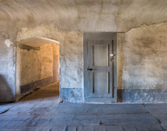 Schloss und Schlossgarten Schwetzingen - Schloss - Mittelbau - Von innen - 3. Obergeschoss - Westlicher Gang - Von Westen - Blick von der Tür zum Raum 241 nach Osten auf den verschließbaren Wandschrank (rechts) und in den nördlichen Gang (links) (aufgenommen im März 2026, um die Mittagszeit) Schloss und Schlossgarten Schwetzingen - Schloss - Mittelbau - Von innen - 3. Obergeschoss - Westlicher Gang - Von Westen - Blick von der Tür zum Raum 241 nach Osten auf den verschließbaren Wandschrank (rechts) und in den nördlichen Gang (links) (aufgenommen im März 2026, um die Mittagszeit)