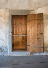 Schloss und Schlossgarten Schwetzingen - Schloss - Mittelbau - Von innen - 3. Obergeschoss - Westlicher Gang - Von Westen - Blick von der Tür zum Raum 241 nach Osten auf den geöffneten Wandschrank (aufgenommen im März 2026, um die Mittagszeit) Schloss und Schlossgarten Schwetzingen - Schloss - Mittelbau - Von innen - 3. Obergeschoss - Westlicher Gang - Von Westen - Blick von der Tür zum Raum 241 nach Osten auf den geöffneten Wandschrank (aufgenommen im März 2026, um die Mittagszeit)