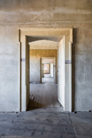 Schloss und Schlossgarten Schwetzingen - Schloss - Mittelbau - Von innen - 3. Obergeschoss - Westlicher Gang - Von Westen - Blick von der Tür zum Raum 243 nach Osten in den Raum 246, dann den Raum 247, dann den Raum 248 (aufgenommen im März 2026, am frühen Nachmittag) Schloss und Schlossgarten Schwetzingen - Schloss - Mittelbau - Von innen - 3. Obergeschoss - Westlicher Gang - Von Westen - Blick von der Tür zum Raum 243 nach Osten in den Raum 246, dann den Raum 247, dann den Raum 248 (aufgenommen im März 2026, am frühen Nachmittag)