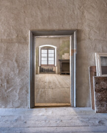 Schloss und Schlossgarten Schwetzingen - Schloss - Mittelbau - Von innen - 3. Obergeschoss - Westlicher Gang - Von Osten - Blick vom Gang beim Raum 234 nach Westen in den Raum 239 (aufgenommen im März 2026, am frühen Nachmittag) Schloss und Schlossgarten Schwetzingen - Schloss - Mittelbau - Von innen - 3. Obergeschoss - Westlicher Gang - Von Osten - Blick vom Gang beim Raum 234 nach Westen in den Raum 239 (aufgenommen im März 2026, am frühen Nachmittag)