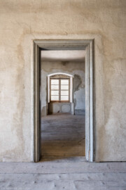 Schloss und Schlossgarten Schwetzingen - Schloss - Mittelbau - Von innen - 3. Obergeschoss - Westlicher Gang - Von Osten - Blick vom Gang beim Raum 231 (der Küche) nach Westen in den Raum 237 (aufgenommen im März 2026, am frühen Nachmittag) Schloss und Schlossgarten Schwetzingen - Schloss - Mittelbau - Von innen - 3. Obergeschoss - Westlicher Gang - Von Osten - Blick vom Gang beim Raum 231 (der Küche) nach Westen in den Raum 237 (aufgenommen im März 2026, am frühen Nachmittag)