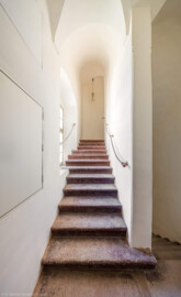 Schloss und Schlossgarten Schwetzingen - Schloss - Mittelbau - Von innen - Südwestliches Treppenhaus - Von Norden - Blick vom Treppenabsatz im 2. Obergeschoss nach Süden auf die Treppe und auf den Treppenabsatz zum 3. Obergeschoss (Mittelbau: Länge Westseite ca. 45 Meter, Breite Süd-/Nordseite ca. 38 Meter; Wiederaufbau / Erweiterung: 1698-1717; Architekt: Johann Adam Breunig) (aufgenommen im März 2026, am Nachmittag)