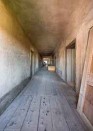 Schloss und Schlossgarten Schwetzingen - Schloss - Mittelbau - Von innen - 3. Obergeschoss - Westlicher Gang - Von Süden - Blick vom südlichen Fenster nach Norden in den westlichen Gang; die Tür links führt in den Raum 238, die Tür rechts in den Raum 231 (die Küche) (aufgenommen im März 2026, am Nachmittag) Schloss und Schlossgarten Schwetzingen - Schloss - Mittelbau - Von innen - 3. Obergeschoss - Westlicher Gang - Von Süden - Blick vom südlichen Fenster nach Norden in den westlichen Gang; die Tür links führt in den Raum 238, die Tür rechts in den Raum 231 (die Küche) (aufgenommen im März 2026, am Nachmittag)