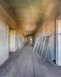 Schloss und Schlossgarten Schwetzingen - Schloss - Mittelbau - Von innen - 3. Obergeschoss - Westlicher Gang - Von Norden - Blick vom nördlichen Fenster nach Süden in den westlichen Gang; die Tür links führt in den Raum 246, die Tür rechts in den Raum 243 (aufgenommen im März 2026, am Nachmittag) Schloss und Schlossgarten Schwetzingen - Schloss - Mittelbau - Von innen - 3. Obergeschoss - Westlicher Gang - Von Norden - Blick vom nördlichen Fenster nach Süden in den westlichen Gang; die Tür links führt in den Raum 246, die Tür rechts in den Raum 243 (aufgenommen im März 2026, am Nachmittag)