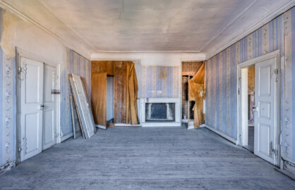 Schloss und Schlossgarten Schwetzingen - Schloss - Mittelbau - Von innen - 3. Obergeschoss - Nördliche Räume - Raum 247 - Von Norden - Blick vom Fenster in den Raum, auf den Kamin und auf die beiden Wandschränke; die Tür links führt in den Raum 248, die Tür rechts in den Raum 246 (aufgenommen im März 2026, am späten Vormittag) Schloss und Schlossgarten Schwetzingen - Schloss - Mittelbau - Von innen - 3. Obergeschoss - Nördliche Räume - Raum 247 - Von Norden - Blick vom Fenster in den Raum, auf den Kamin und auf die beiden Wandschränke; die Tür links führt in den Raum 248, die Tür rechts in den Raum 246 (aufgenommen im März 2026, am späten Vormittag)