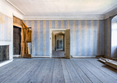 Schloss und Schlossgarten Schwetzingen - Schloss - Mittelbau - Von innen - 3. Obergeschoss - Nördliche Räume - Raum 247 - Von Osten - Blick von der Tür zum Raum 248 nach Westen in den Raum 247, dann den Raum 246, dann in den westlichen Gang; links ein Kamin und ein Wandschrank (aufgenommen im März 2026, um die Mittagszeit) Schloss und Schlossgarten Schwetzingen - Schloss - Mittelbau - Von innen - 3. Obergeschoss - Nördliche Räume - Raum 247 - Von Osten - Blick von der Tür zum Raum 248 nach Westen in den Raum 247, dann den Raum 246, dann in den westlichen Gang; links ein Kamin und ein Wandschrank (aufgenommen im März 2026, um die Mittagszeit)